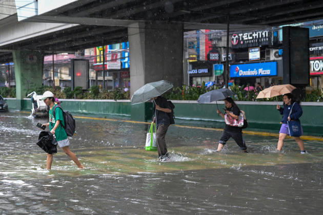 August 17, 2026, Philippines: Filipinos brave the floods brought by torrential monsoon rains at Taft Ave., Manila, Metro Manila. Two days ago, Metro Manila and neighboring provinces experienced a hot and humid weather. Monsoon rain came back yesterday and persisted throughout the day with flash floods in different areas of the metropolitan. Philippines - ZUMAr240 20260817_zip_r240_033 Copyright: xMarcxDominicxRostratax