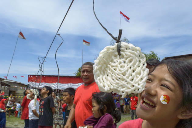 Indonesia s 81st Independence Day Festive Determination - Medan Children from Neighborhood IV in Karang Sari village, Medan Polonia, Medan, North Sumatra, Indonesia, eagerly participated in a Lomba Makan Kerupuk (krupuk-eating contest) during the celebrations for Indonesia s 81st Independence Day. On August 17, 2026, the young participants, adorned with Indonesian flag stickers on their cheeks, reached upward to grab hanging crackers without using their hands, while community festivities continued around them. Photo by Aditya Sutanta ABACAPRESS.COM Medan Indonesia  Copyright: xAdityaxSutanta ABACAx