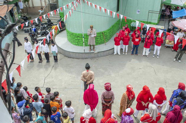 Indonesia s 81st Independence Day Festive Determination - Medan Residents and children of Indonesia gathered to attend a flag-raising ceremony in celebration of the 81st Independence Day of the Republic of Indonesia in Aur Village, located in the Deli River bank area of Medan, North Sumatra, on Monday, August 17, 2026. During the event, ceremony leader Syafri Tanjung read the Deli River Declaration of Independence, which emphasized the community s commitment to environmental preservation, local unity, and social justice within the Deli River ecosystem. Photo by Aditya Sutanta ABACAPRESS.COM Medan Indonesia  Copyright: xAdityaxSutanta ABACAx