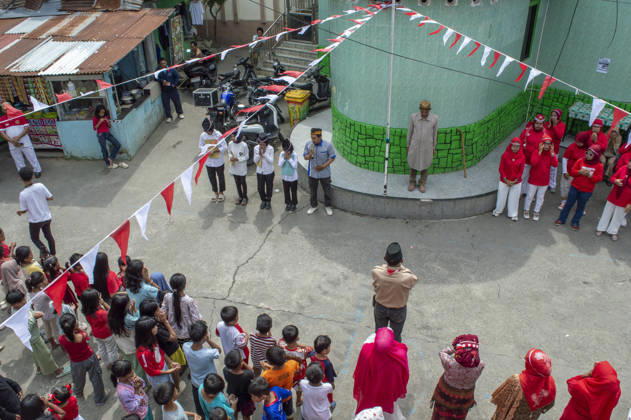 Indonesia s 81st Independence Day Festive Determination - Medan Residents and children of Indonesia gathered to attend a flag-raising ceremony in celebration of the 81st Independence Day of the Republic of Indonesia in Aur Village, located in the Deli River bank area of Medan, North Sumatra, on Monday, August 17, 2026. During the event, ceremony leader Syafri Tanjung read the Deli River Declaration of Independence, which emphasized the community s commitment to environmental preservation, local unity, and social justice within the Deli River ecosystem. Photo by Aditya Sutanta ABACAPRESS.COM Medan Indonesia  Copyright: xAdityaxSutanta ABACAx