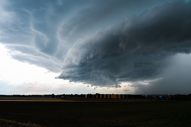 Weather Feature, A powerful thunderstorm cell is moving over Odelzhausen in the Dachau district on Thursday afternoon. Dark clouds and a distinct thunderstorm front dominate the sky over the region. The storm is bringing locally heavy rain and strong to stormy gusts. Whether the ongoing thunderstorm has caused any damage is no Copyright: x xonw-imagesx xSimonxZeiherx