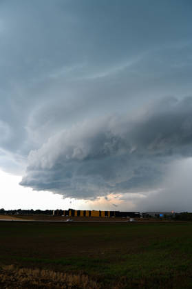 Weather Feature, A powerful thunderstorm cell is moving over Odelzhausen in the Dachau district on Thursday afternoon. Dark clouds and a distinct thunderstorm front dominate the sky over the region. The storm is bringing locally heavy rain and strong to stormy gusts. Whether the ongoing thunderstorm has caused any damage is no Copyright: x xonw-imagesx xSimonxZeiherx