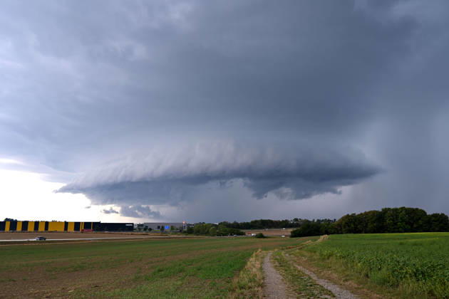 Weather Feature, A powerful thunderstorm cell is moving over Odelzhausen in the Dachau district on Thursday afternoon. Dark clouds and a distinct thunderstorm front dominate the sky over the region. The storm is bringing locally heavy rain and strong to stormy gusts. Whether the ongoing thunderstorm has caused any damage is no Copyright: x xonw-imagesx xSimonxZeiherx