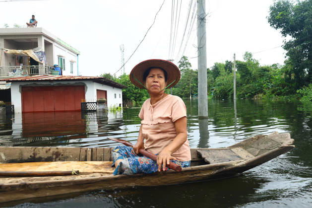 August 20, 2026, Ngathaingchaung, Ayeyarwady Region, Myanmar: A woman navigates floodwaters by boat in Ngathaingchaung Township, Ayeyarwady Region, Myanmar..In Laymyethna Township, Ayeyarwady Region, the Ngawun River embankment collapsed on July 31, leaving nearby towns including Hinthada, Yegyi, Ngathaingchaung, Kyonpyaw and Kyaunggon still inundated for three weeks, affecting tens of thousands of people, officials said. Ngathaingchaung Myanmar - ZUMAn324 20260820_zip_n324_006 Copyright: xAyexMyaxNaingx