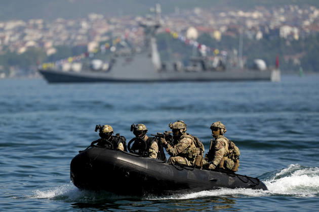 TEKNOFEST Blue Homeland KOCAELI, TURKIYE - AUGUST 23: Underwater Assault (SAT) and Underwater Defense (SAS) commandos affiliated with the Naval Forces Command execute demonstrations during the TEKNOFEST Blue Homeland festival in Kocaeli, Turkiye, on August 23, 2026. Organized under the main leadership of the Turkish Ministry of National Defense and the Turkish Technology Team Foundation (T3 Foundation), with Anadolu as the Global Communication Partner, the specialized event featured coordinated flybys by crewed military helicopters alongside Turkish-made Bayraktar TB2, Bayraktar TB3, and Bayraktar AKINCI unmanned aerial vehicles, highlighting the nation s naval aviation and defense capabilities. Arife Karakum Anadolu Istanbul Turkey. Edit  Copyright: x2026xAnadoluxArifexKarakumx
