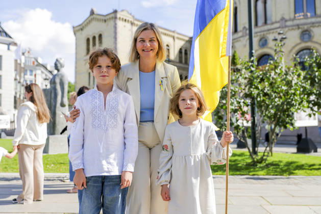 Celebration of Ukrainian Independence Day in Oslo Oslo 20260823 Guri Melby V with Ivan and Polina during the celebration of Ukrainian Independence Day at Eidsvolls plass outside the Storting in Oslo Photo: Amanda Pedersen Giske, NTB, Oslo, Norway CmOkfevyEWE EDITORIAL USE ONLY Ref BNC POLCmOkfevyEWE jpg Copyright: xAmandaxPedersenxGiskex xNTBx