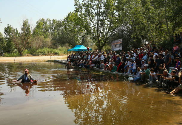 Shepherds and adorned sheep compete in Turkiye s 853-year-old river crossing contest DENIZLI, TURKIYE - AUGUST 23: Shepherds guide their sheep to cross the Buyuk Menderes River during the 853-year-old traditional Sheep Crossing Water Contest in the Cal district of Denizli, Turkiye on August 23, 2026. This year s historic event saw 47 shepherds with 63 flocks participating from surrounding districts. Waiting their turn since sunrise, the shepherds led their painted and decorated leader sheep ( elci ) to guide the rest of the flock across the river. Mahmut Serdar Alakus Anadolu Denizli Turkey. Editorial use only. Please get in touch for any other usage. Copyright: x2026xAnadoluxMahmutxSerdarxAlakusx
