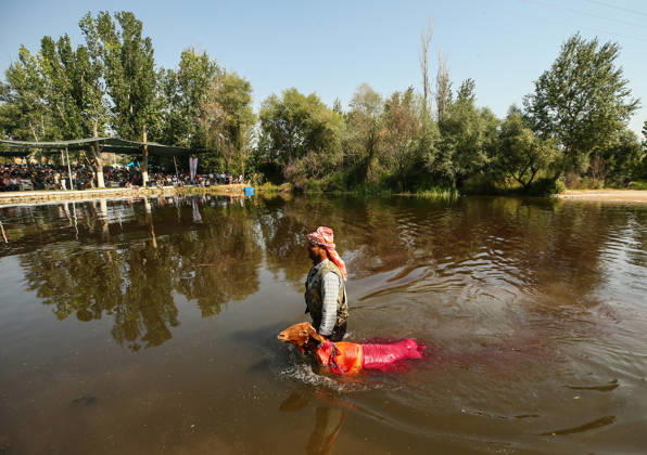 Shepherds and adorned sheep compete in Turkiye s 853-year-old river crossing contest DENIZLI, TURKIYE - AUGUST 23: Shepherds guide their sheep to cross the Buyuk Menderes River during the 853-year-old traditional Sheep Crossing Water Contest in the Cal district of Denizli, Turkiye on August 23, 2026. This year s historic event saw 47 shepherds with 63 flocks participating from surrounding districts. Waiting their turn since sunrise, the shepherds led their painted and decorated leader sheep ( elci ) to guide the rest of the flock across the river. Mahmut Serdar Alakus Anadolu Denizli Turkey. Editorial use only. Please get in touch for any other usage. Copyright: x2026xAnadoluxMahmutxSerdarxAlakusx