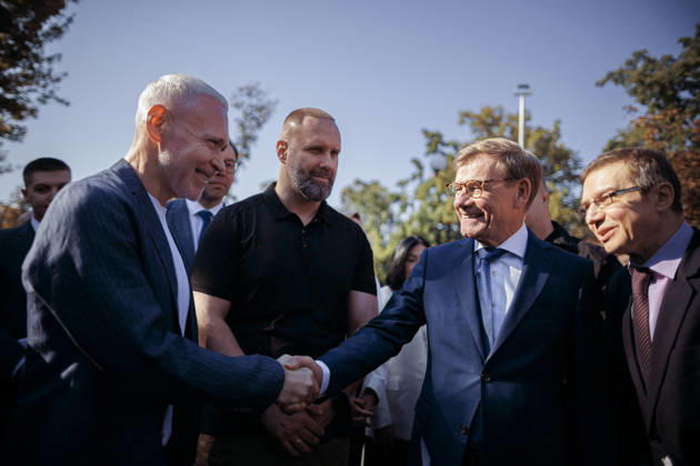Johann Wadephul (CDU), Federal Minister of Foreign Affairs, participates in a flag ceremony in Kharkiv to mark Ukrainian National Flag Day. Here, he is being welcomed by the mayor of Kharkiv, Kharkiv, August 23, 2026. Photographed on behalf of the Federal Foreign Office in Kharkiv, Ukraine Copyright: xThomasxTrutschel AAx