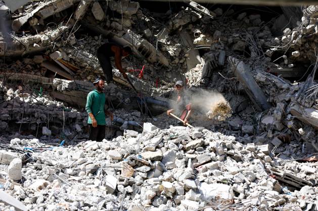 Palestinians live amid destruction in Jabalia camp JABALIA REFUGEE CAMP, NORTHERN GAZA STRIP, PALESTINE, AUGUST 23, 2026: Palestinians live amid the rubble of destroyed homes and extensive damage in Jabalia refugee camp in the northern Gaza Strip, facing difficult living conditions as they seek safety and basic necessities. JABALIA Palestine, State of Copyright: x xRamzixAbuxAmerx xJNAxPressx