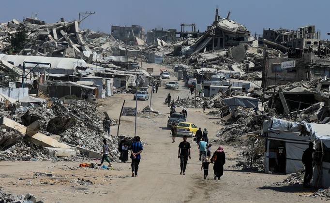 Palestinians live amid destruction in Jabalia camp JABALIA REFUGEE CAMP, NORTHERN GAZA STRIP, PALESTINE, AUGUST 23, 2026: Palestinians live amid the rubble of destroyed homes and extensive damage in Jabalia refugee camp in the northern Gaza Strip, facing difficult living conditions as they seek safety and basic necessities. JABALIA Palestine, State of Copyright: x xRamzixAbuxAmerx xJNAxPressx