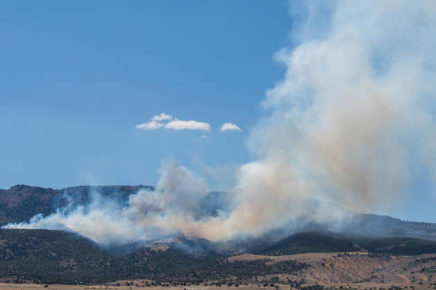 August 23, 2026, Elberta, Utah, USA: Smoke and flames are visible on a hillside as the Big Mountain Fire burns southwest of Elberta, Utah, United States, on August 23, 2026. State and local air and ground resources were deployed to fight the wildland fire, which rapidly reached an estimated 30 acres with zero containment. Elberta USA  - ZUMAm292 20260823_znp_m292_006 Copyright: xCharlesxMcClintockxWilsonx