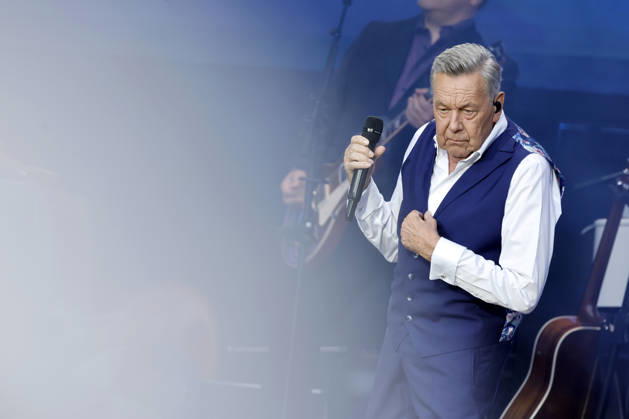 Schlager singer Roland Kaiser at his sold-out concert in front of 10,000 spectators as part of the KUNST RASEN Bonn Open Air in Bonn, August 15, 2026, North Rhine-Westphalia, Germany Copyright: xChristophxHardtx