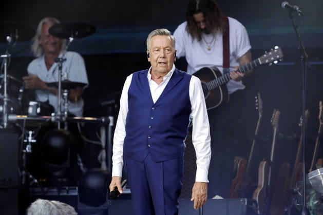 Schlager singer Roland Kaiser at his sold-out concert in front of 10,000 spectators as part of the KUNST RASEN Bonn Open Air in Bonn, August 15, 2026, North Rhine-Westphalia, Germany Copyright: xChristophxHardtx