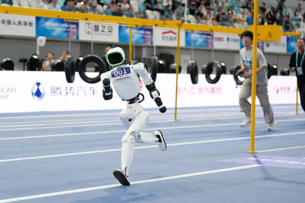 (260824) -- BEIJING, Aug. 24, 2026 -- The robot of Tiangong competes during the 400m Obstacles of the 2nd World Humanoid Robot Games in Beijing, capital of China, Aug. 24, 2026. ) (SP)CHINA-BEIJING-WORLD HUMANOID ROBOT GAMES (CN) JuxHuanzong 