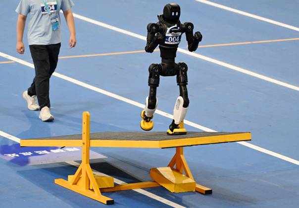 (260824) -- BEIJING, Aug. 24, 2026 -- The robot of Shanghai AGIbot Team competes during 400m Obstacles of the 2nd World Humanoid Robot Games in Beijing, capital of China, Aug. 24, 2026. ) (SP)CHINA-BEIJING-WORLD HUMANOID ROBOT GAMES (CN) ZhangxChenlin 