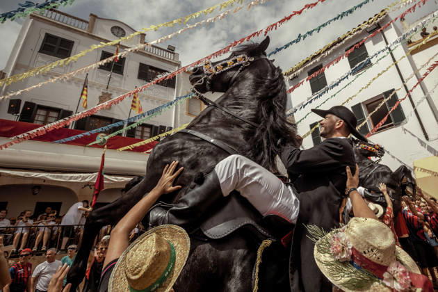 August 24, 2026, Ferreries, Menorca Balearic Islands, Spain: A caixer, or horse rider, rears his horse amid a cheering crowd during the traditional Jaleo at the Sant Bartomeu Festival in Ferreries. Ferreries Spain  - ZUMAo105 20260824_fap_o105_036 Copyright: xMatthiasxOesterlex