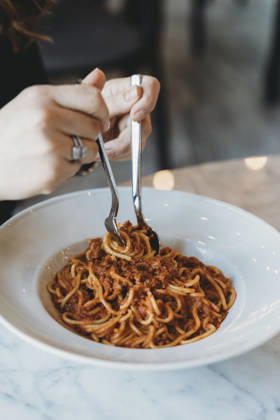 Woman twirling delicious spaghetti in a white bowl Istanbul, ?stanbul, Türkiye R_DVDL260812A-2099843-01 ,model released, Symbolfoto ,property released