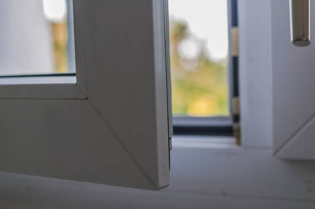 ein leicht geöffnetes Fenster in der Wohnung im Sommer ein leicht geöffnetes Fenster in der Wohnung im Sommer (License=RF) Copyright: xZoonar.com MarkusxGrummtx 25429713