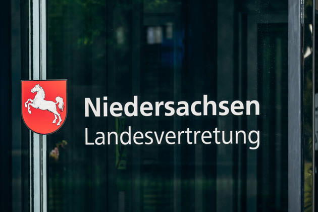 Berlin, Deutschland ? 23. April 2026: Eingangsschild der Landesvertretung Niedersachsen im deutschen Regierungsviertel. Berlin, Germany - April 23, 2026: Entrance sign of the Lower Saxony State Representation (Landesvertretung Niedersachsen) in the German government district. (License=RM) Copyright: xZoonar.com AndreixAntipovx 25439184