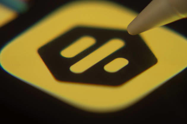 San Francisco, Vereinigte Staaten ? 03. August 2026: Nahaufnahme des Bumble-App-Symbols auf einem Smartphone-Bildschirm mit einem Stylus. San Francisco, United States - 03 Aug 2026: Close-up of the Bumble app icon on a smartphone screen with a stylus. (License=RM) Copyright: xZoonar.com MojahidxMottakinx 25439919