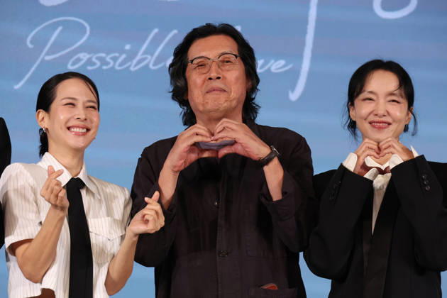 Movie Possible Love Movie Possible Love The stars of the new Netflix movie Possible Love -- Jo Yeo-jung (L) and Jeon Do-yeon (R) -- along with director Lee Chang-dong (C) -- pose for a photo during a publicity event in Seoul on Aug. 25, 2026. (Yonhap) 2026-08-25 12:47:33 < 1980-2026 YONHAPNEWS AGENCY. .> ¼­¿ïÆ¯º°½Ã EDITORIAL USE ONLY  Copyright: xx PYH2026082509250034400 YonhapxNewsx yonphotos255947