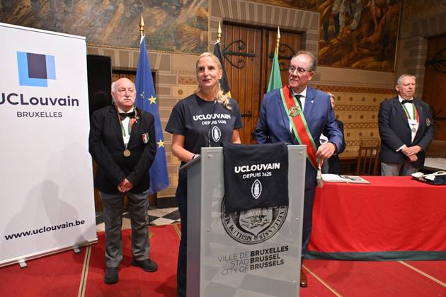Manneken Pis Becomes A Student BRUSSELS, BELGIUM - AUGUST 25 : Professor Françoise Smets the Rector of the Catholic University of Louvain is present as the UCLouvain in Brussels presents the Manneken-Pis with a student s outfit.The ceremony is followed by a procession to Rue de l Étuve, where the outfit is unveiled...on August 25, 2026 in Brussels, Belgium, 25 08 2026 Brussels Belgium  Copyright: xBertxVanxDenxBrouckex