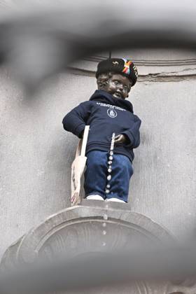Manneken Pis Becomes A Student BRUSSELS, BELGIUM - AUGUST 25 : UCLouvain in Brussels presents the Manneken-Pis with a student s outfit.The ceremony is followed by a procession to Rue de l Étuve, where the outfit is unveiled...on August 25, 2026 in Brussels, Belgium, 25 08 2026 Brussels Belgium  Copyright: xBertxVanxDenxBrouckex