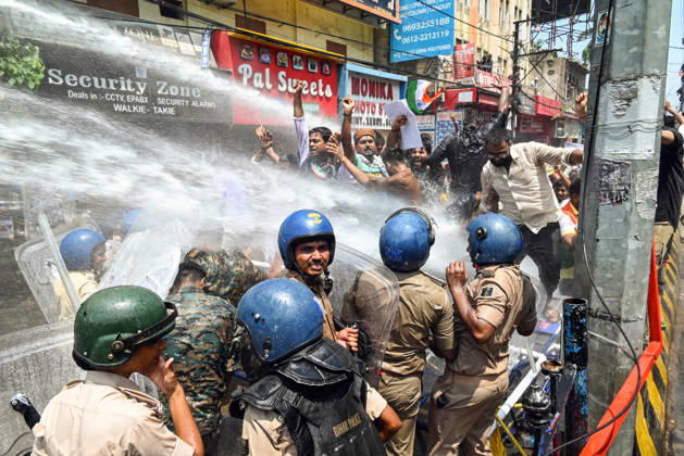 News Bilder des Tages Students stage a protest demanding cancellation of the 70th BPSC examination Patna, Aug 25 (ANI): Police use water cannons to disperse the students marching towards Raj Bhavan from Gandhi Maidan, demanding cancellation of the 70th BPSC examination, in Patna on Tuesday. Patna Bihar INDIA Copyright: xANIx ANI_20260825190