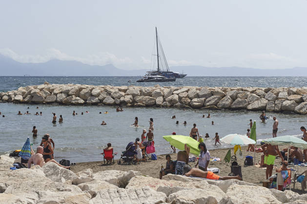 The fifth wave of the African heatwave in Naples NAPLES, ITALY - AUGUST 25: People sunbath and swim during the African heatwave in Naples on August 25, 2026. The fifth wave of the African heatwave is currently underway in Central-Southern Italy, with temperatures reaching 40-45 degrees. Eliano Imperato Anadolu Naples Italy. Editorial use only. Please get in touch for any other usage.  Copyright: x2026xAnadoluxElianoxImperatox