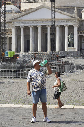 The fifth wave of the African heatwave in Naples NAPLES, ITALY - AUGUST 25: A man drinks water from a bottle during the African heatwave in Naples on August 25, 2026. The fifth wave of the African heatwave is currently underway in Central-Southern Italy, with temperatures reaching 40-45 degrees. Eliano Imperato Anadolu Naples Italy. Editorial use only. Please get in touch for any other usage.  Copyright: x2026xAnadoluxElianoxImperatox