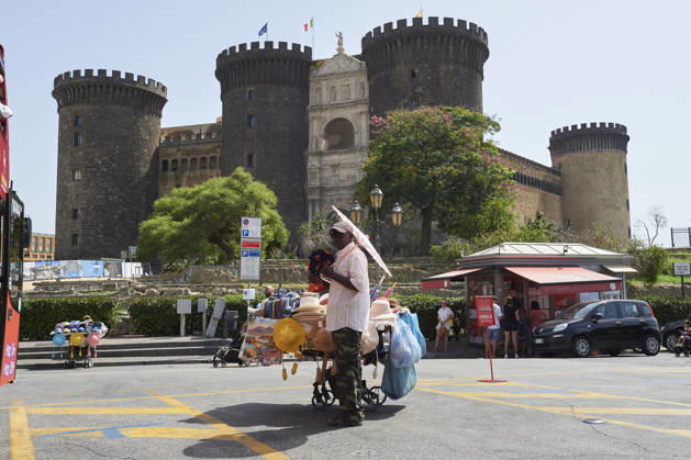 The fifth wave of the African heatwave in Naples NAPLES, ITALY - AUGUST 25: A hat seller is seen during the African heatwave in Naples on August 25, 2026. The fifth wave of the African heatwave is currently underway in Central-Southern Italy, with temperatures reaching 40-45 degrees. Eliano Imperato Anadolu Naples Italy. Editorial use only. Please get in touch for any other usage.  Copyright: x2026xAnadoluxElianoxImperatox