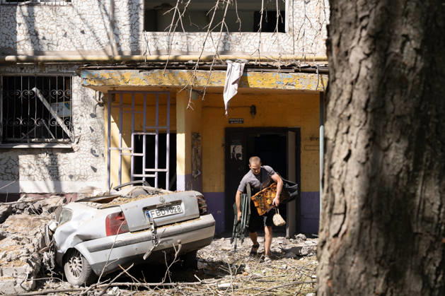 News Bilder des Tages August 25, 2026, Kramatorsk, Donetsk Oblast, Ukraine: Aftermath of a Russian glide bomb attack in a residential neighbourhood in the city of Kramatorsk, Donetsk Oblast, Ukraine Kramatorsk Ukraine  - ZUMAm350 20260825_zip_m350_006 Copyright: xCameronxJones-Manleyx