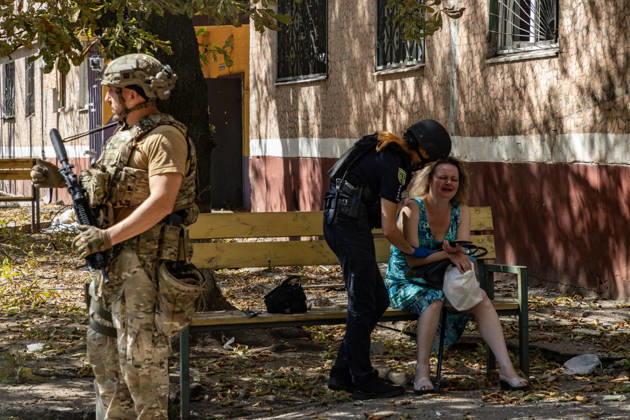 Aftermath of Russian attack on Ukraine s Kramatorsk KRAMATORSK, UKRAINE - AUGUST 25: Emergency services personnel tend to a resident following a Russian airstrike in Kramatorsk, Ukraine, on August 25, 2026. Francisco Richart Anadolu Kramatorsk Ukraine. Editorial use only. Please get in touch for any other usage.  Copyright: x2026xAnadoluxFranciscoxRichartx