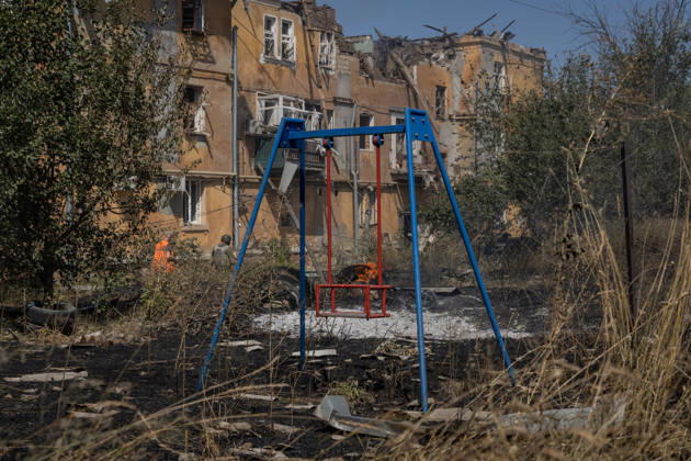 Aftermath of Russian attack on Ukraine s Kramatorsk KRAMATORSK, UKRAINE - AUGUST 25: A view of a swing set amidst a destroyed and charred neighborhood following a Russian airstrike in Kramatorsk, Ukraine, on August 25, 2026. Francisco Richart Anadolu Kramatorsk Ukraine. Editorial use only. Please get in touch for any other usage.  Copyright: x2026xAnadoluxFranciscoxRichartx