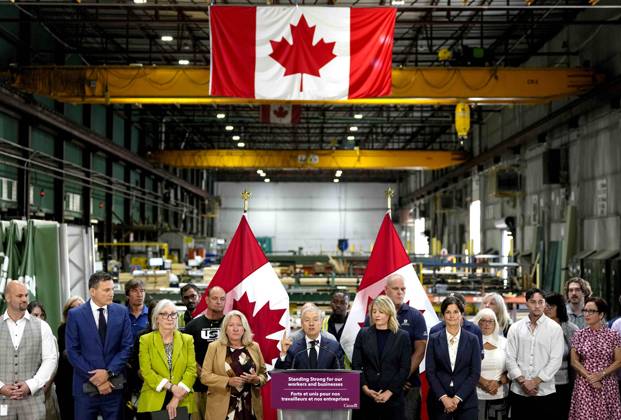 News Bilder des Tages August 25, 2026, Ottawa, On, CAN: Minister of Finance and National Revenue Francois-Philippe Champagne speaks at a news conference on Canada s response to U.S. tariffs, at a roofing company in Ottawa, on Tuesday, Aug. 25, 2026. Ottawa CAN  - ZUMAc35_ 20260825_zaf_c35_009 Copyright: xJustinxTangx