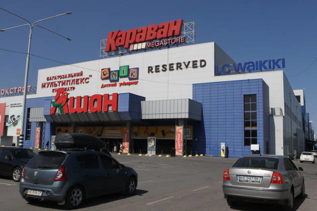 The Karavan shopping and entertainment centre, which was attacked by Russian UAVs on the night of August 25, is in the suburb of Dnipro, Ukraine, August 25, 2026. Fires broke out inside and near the shopping mall as a result of the Russian attack. (Photo by Mykola Miakshykov Ukrinform) Russian attack hits parking lot near shopping mall in Dnipro suburb  Copyright: xMykolaxMiakshykovx