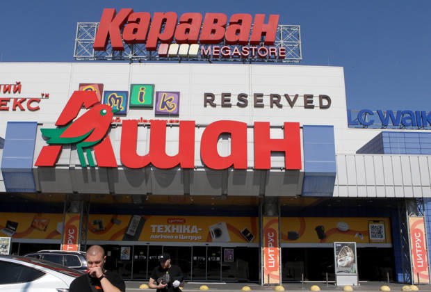 The Karavan shopping and entertainment centre, which was attacked by Russian UAVs on the night of August 25, is in the suburb of Dnipro, Ukraine, August 25, 2026. Fires broke out inside and near the shopping mall as a result of the Russian attack. (Photo by Mykola Miakshykov Ukrinform) Russian attack hits parking lot near shopping mall in Dnipro suburb  Copyright: xMykolaxMiakshykovx