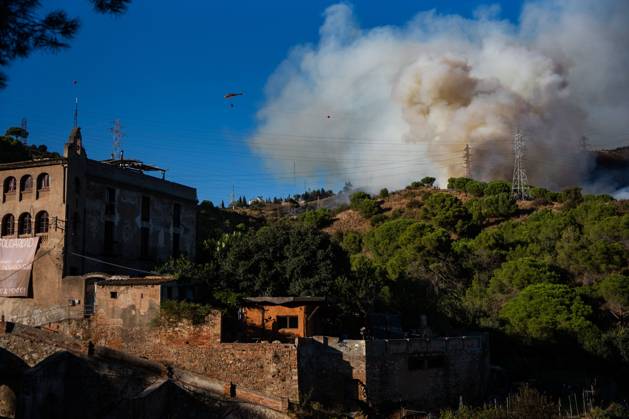 August 25, 2026, Barcelona, Spain: BARCELONA, SPAIN - AUGUST 25, 2026. Firefighters battle a devastating wildfire that has scorched dozens of hectares in Collserola Natural Park, prompting the precautionary evacuation of the Can Masdeu social center and several residential homes in the Torre BaroÂ³ neighborhood. Barcelona Spain  - ZUMAq101 20260825_zna_q101_068 Copyright: xMarcxAsensioxClupesx