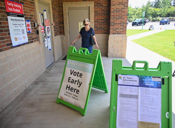 US voters head to polls in South Carolina YORK, USA - AUGUST 25: A US Voter heads to the polling stations as Senator Darline Graham and US Representative Ralph Norman fight for the US Senate Special Republican Party primary runoff in York SC, United States on August 25, 2026. Peter Zay Anadolu South Carolina United States. Editorial use only. Please get in touch for any other usage.  Copyright: x2026xAnadoluxPeterxZayx