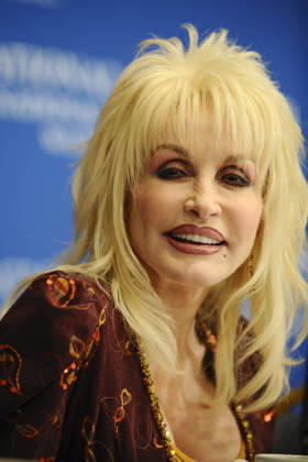 February 10, 2009: 2 10 09 The National Press Club Washington DC..Singer, actress, songwriter Dolly Parton talks to journalists at the National Press Club about her literacy program that sends the children in the poor areas of Applachia books so they will develop an interest in learning to read. - ZUMAb189 20090210_znp_b189_006 Copyright: xChristyxBowex
