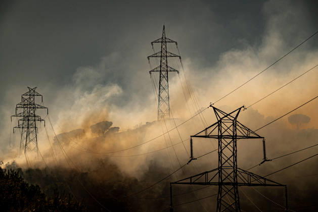 August 25, 2026, Barcelona, Spain: Smoke rises from a wildfire burning in the Collserola mountain range in Barcelona as flames spread through forested areas beneath high voltage power lines. The fire has affected the city s Nou Barris district, prompting authorities to evacuate and shelter residents in the Torre BaroÂ³ and Ciutat Meridiana neighborhoods. Barcelona Spain  - ZUMAb137 20260825_fap_b137_004 Copyright: xJordixBoixareux