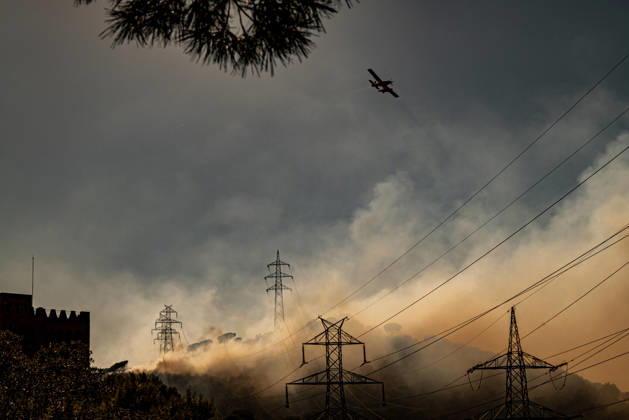 August 25, 2026, Barcelona, Spain: Smoke rises from a wildfire burning in the Collserola mountain range in Barcelona as flames spread through forested areas beneath high voltage power lines. The fire has affected the city s Nou Barris district, prompting authorities to evacuate and shelter residents in the Torre BaroÂ³ and Ciutat Meridiana neighborhoods. Barcelona Spain - ZUMAb137 20260825_fap_b137_003 Copyright: xJordixBoixareux
