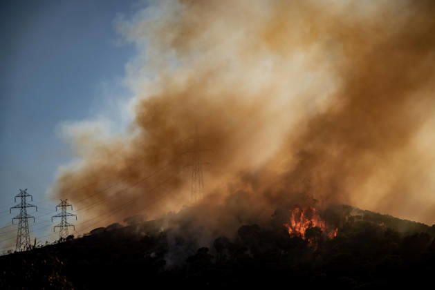 August 25, 2026, Barcelona, Spain: Smoke rises from a wildfire burning in the Collserola mountain range in Barcelona as flames spread through forested areas beneath high voltage power lines. The fire has affected the city s Nou Barris district, prompting authorities to evacuate and shelter residents in the Torre BaroÂ³ and Ciutat Meridiana neighborhoods. Barcelona Spain  - ZUMAb137 20260825_fap_b137_007 Copyright: xJordixBoixareux
