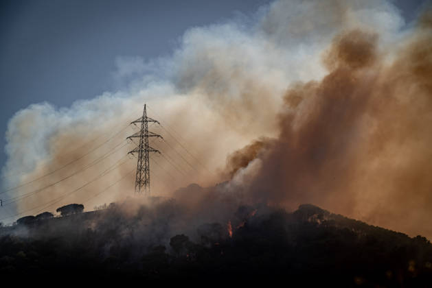 August 25, 2026, Barcelona, Spain: Smoke rises from a wildfire burning in the Collserola mountain range in Barcelona as flames spread through forested areas beneath high voltage power lines. The fire has affected the city s Nou Barris district, prompting authorities to evacuate and shelter residents in the Torre BaroÂ³ and Ciutat Meridiana neighborhoods. Barcelona Spain  - ZUMAb137 20260825_fap_b137_009 Copyright: xJordixBoixareux