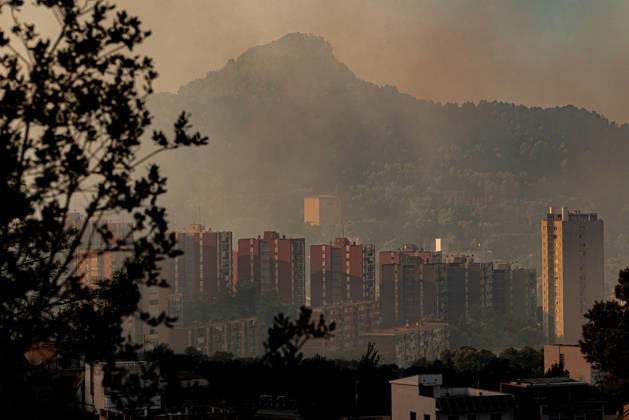 August 25, 2026, Barcelona, Spain: A wildfire in the Collserola mountain range sends smoke over Barcelona s Nou Barris district, affecting residents in the Torre Baro and Ciutat Meridiana neighborhoods. Authorities ordered evacuations and shelter in place measures as the fire spread through the forested area. Barcelona Spain - ZUMAb137 20260825_fap_b137_011 Copyright: xJordixBoixareux