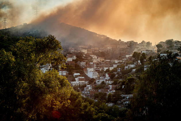 August 25, 2026, Barcelona, Spain: A wildfire in the Collserola mountain range sends smoke over Barcelona s Nou Barris district, affecting residents in the Torre Baro and Ciutat Meridiana neighborhoods. Authorities ordered evacuations and shelter in place measures as the fire spread through the forested area. Barcelona Spain - ZUMAb137 20260825_fap_b137_018 Copyright: xJordixBoixareux