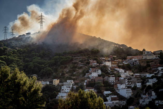 August 25, 2026, Barcelona, Spain: A wildfire in the Collserola mountain range sends smoke over Barcelona s Nou Barris district, affecting residents in the Torre Baro and Ciutat Meridiana neighborhoods. Authorities ordered evacuations and shelter in place measures as the fire spread through the forested area. Barcelona Spain - ZUMAb137 20260825_fap_b137_013 Copyright: xJordixBoixareux