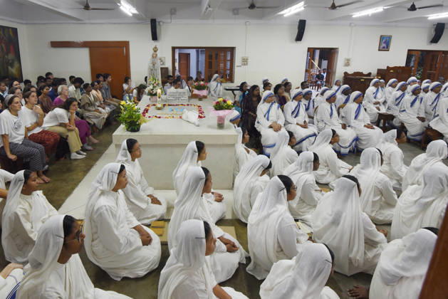 India Saint Teresa Nuns of the Missionaries of Charity offer prayers at the tomb of Saint Teresa of Kolkata on her 116th birth anniversary at the Mother House in Kolkata, India, Wednesday, August 26, 2026.Photo by Debajyoti Chakraborty(Photo: Debajyoti Chakraborty News Images) Kolkata West Bengal India Copyright: xDebajyotixChakrabortyx NewsxImagesx