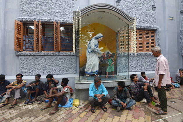 India Saint Teresa People from underprivileged communities wait for a free meal near a statue of Saint Teresa of Calcutta outside the Missionaries of Charity on the saint™s 116th birth anniversary in Kolkata, India, Wednesday, August 26, 2026.Photo by Debajyoti Chakraborty.(Photo: Debajyoti Chakraborty News Images) Kolkata West Bengal India Copyright: xDebajyotixChakrabortyx NewsxImagesx